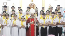 giao xu thanh xuan duc cha giuse nguyen duc cuong cu hanh thanh le ban bi tich them suc va minh thanh chua lan dau cho cac em thieu nhi