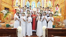 giao xu truong xa duc cha giuse nguyen duc cuong cu hanh thanh le ban bi tich them suc va minh thanh chua cho cac em thieu nhi