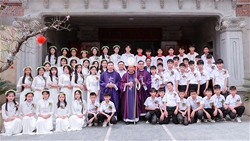 ???????giao xu da loc thanh le ta on be mac tuan chau thanh the va ban bi tich them suc cho 54 em thieu nien