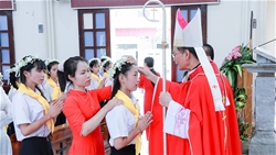 giao xu co dinh duc cha cu hanh thanh le be mac tuan chau thanh the va cu hanh bi tich them suc cho 45 em thieu nien