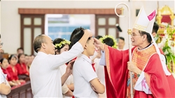 ???????giao xu ke ben 63 em thieu nien lanh nhan hong an chua thanh than
