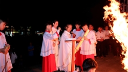 giao xu huu le song tuan thanh tu thap gia den anh sang phuc sinh