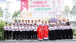 ???????giao xu ngoc dinh thanh le ta on be mac tuan chau thanh the va ban bi tich them suc ruoc le lan dau cho cac em thieu nhi