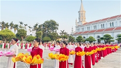 mua hoa khep lai tren dat coi giao xu tam tong