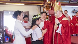 giao xu ba lang thanh le be mac tuan chau thanh the va ban bi tich them suc cho 134 em thieu nien