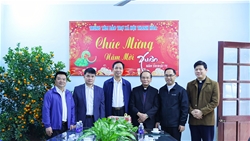 duc cha giuse nguyen duc cuong vieng tham chuc tet va trao qua toi ban dieu hanh va hon 500 benh nhan tai trung tam bao tro xa hoi tinh thanh hoa