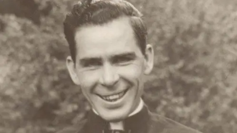 truoc them le phong chan phuoc cua duc tong giam muc fulton j. sheen   vuot len tren nhung on ao