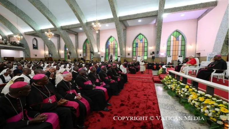 tong du angola duc thanh cha gap cac giam muc linh muc tu si giao ly vien hay tiep tuc de cao viec dao tao lien tuc