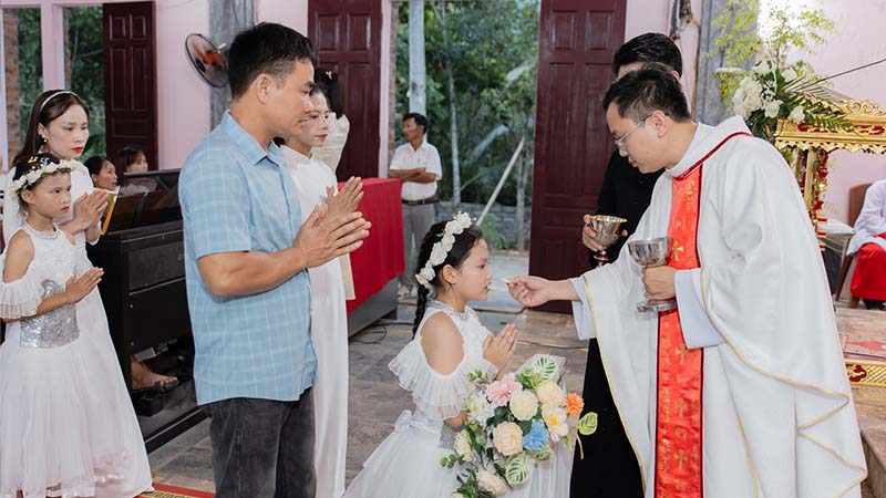 giao xu dong phuc hong an xung toi va ruoc le lan dau trong ngay le duc maria hon xac len troi