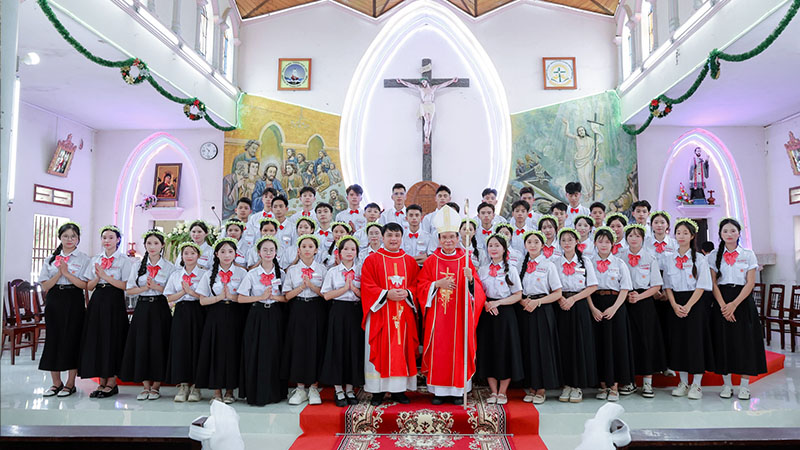 giao xu dat giao duc cha giuse nguyen duc cuong ban bi tich them suc cho 46 em thieu nien