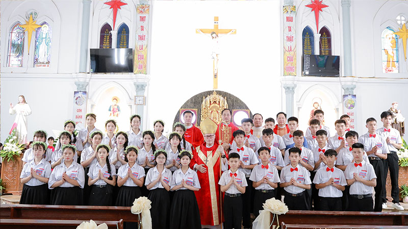 giao xu yen son duc tong giuse nguyen chi linh cu hanh thanh le ban bi tich them suc cho 37 em thieu nien