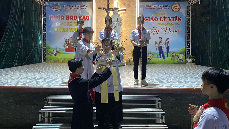 giao hat ngoc dinh  khoa dao tao giao ly vien va huynh truong  di dang thanh gia trong the