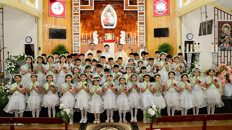 giao xu phuc dia thanh le trao ban hong an thanh the dau tien cho 106 em thieu nhi