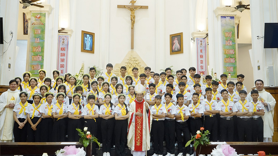 giao xu phuoc nam mung trong the le duc me man coi   bon mang giao xu va ban bi tich them suc cho 62 em thieu nien