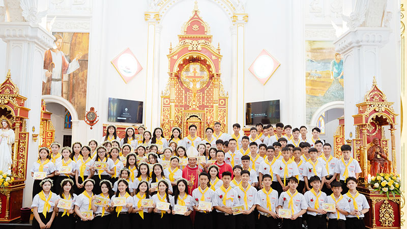 giao xu nghi son duc cha giuse nguyen duc cuong cua hanh thanh le ban bi tich them suc cho 82 em thanh thieu nien