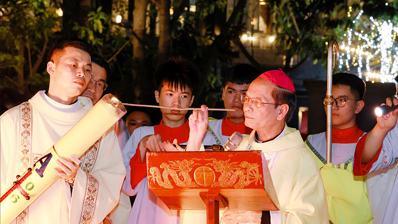 duc cha giuse nguyen duc cuong cu hanh dem vong phuc sinh tai nha tho chinh toa thanh hoa