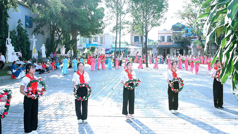 giao xu huu le dau an thang hoa giua nang he ruc lua