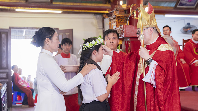 Giáo xứ Ba Làng: Thánh lễ bế mạc tuần chầu Thánh Thể và ban Bí tích Thêm Sức cho 134 em thiếu niên