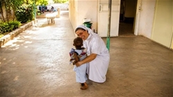 mot nu tu ba lan tro thanh me cac tre em tai senegal