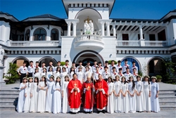 giao xu dien ho duc cha giu se nguyen duc cuong cu hanh thanh le ban bi tich them suc cho 45 em thieu nhi