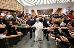 duc thanh cha tiep cac sinh vien tham du ngay nam thanh gioi giao duc