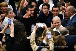 hay can dam song cuoc song tron ven   dien van cua duc thanh cha leo xiv cho cac sinh vien tham du nam thanh cua the gioi giao duc