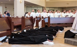 viec dang hien chinh minh trong cac loi khan dong