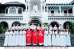 giao xu dien ho duc cha giuse nguyen duc cuong  cu hanh thanh le ban bi tich them suc cho 25 em thieu nien