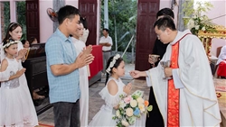 giao xu dong phuc hong an xung toi va ruoc le lan dau trong ngay le duc maria hon xac len troi