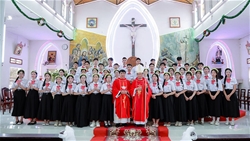 giao xu dat giao duc cha giuse nguyen duc cuong ban bi tich them suc cho 46 em thieu nien