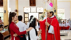 giao xu phuc dia duc cha giuse nguyen duc cuong cu hanh thanh le ban bi tich them suc cho 85 em thieu nien