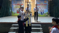 giao hat ngoc dinh  khoa dao tao giao ly vien va huynh truong  di dang thanh gia trong the