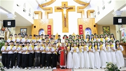 giao xu hai lap duc cha giuse cu hanh thanh le ban bi tich them suc cho 54 em thieu nhi