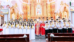 giao xu lien hai thanh le be mac tuan chau thanh the va ban bi tich them suc cho 40 em thieu nien