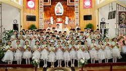 giao xu phuc dia thanh le trao ban hong an thanh the dau tien cho 106 em thieu nhi
