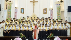 giao xu phuoc nam mung trong the le duc me man coi   bon mang giao xu va ban bi tich them suc cho 62 em thieu nien
