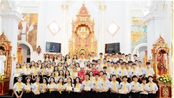 giao xu nghi son duc cha giuse nguyen duc cuong cua hanh thanh le ban bi tich them suc cho 82 em thanh thieu nien