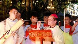 duc cha giuse nguyen duc cuong cu hanh dem vong phuc sinh tai nha tho chinh toa thanh hoa