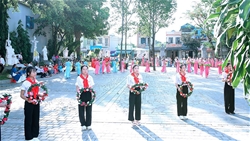 giao xu huu le dau an thang hoa giua nang he ruc lua