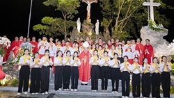 giao xu tien thon duc cha giao phan cu hanh le bon mang va ban bi tich them suc